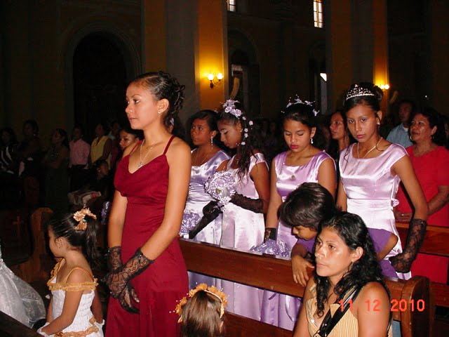 Las damas de compania y amigos de Felix Vega y su novia